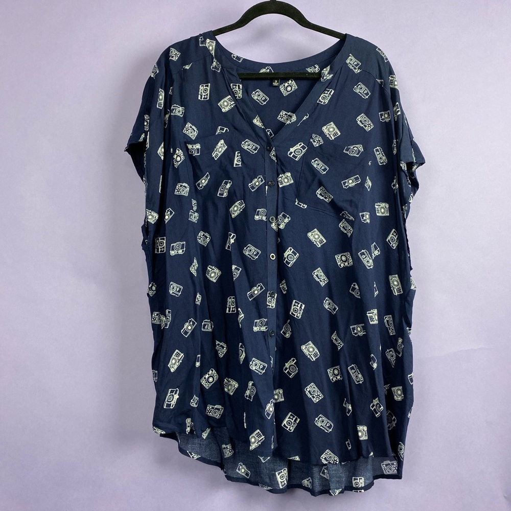 Never worn Torrid 3X Button Up Graphic Blouse